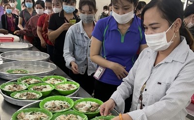 Bữa ăn ca của công nhân Công ty TNHH dệt may Eclat Việt Nam. Ảnh: Hà Anh Chiến