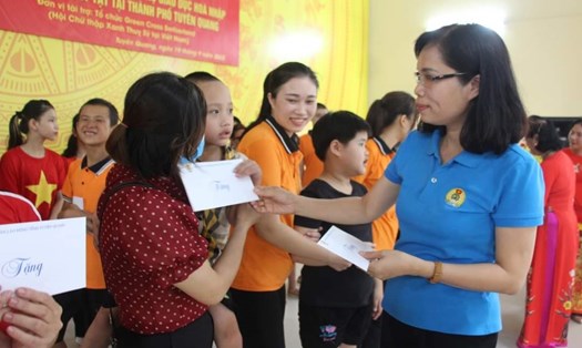 Chủ tịch LĐLĐ tỉnh Tuyên Quang tặng quà cho học sinh có hoàn cảnh khó khăn. Ảnh: LĐLĐ TQ