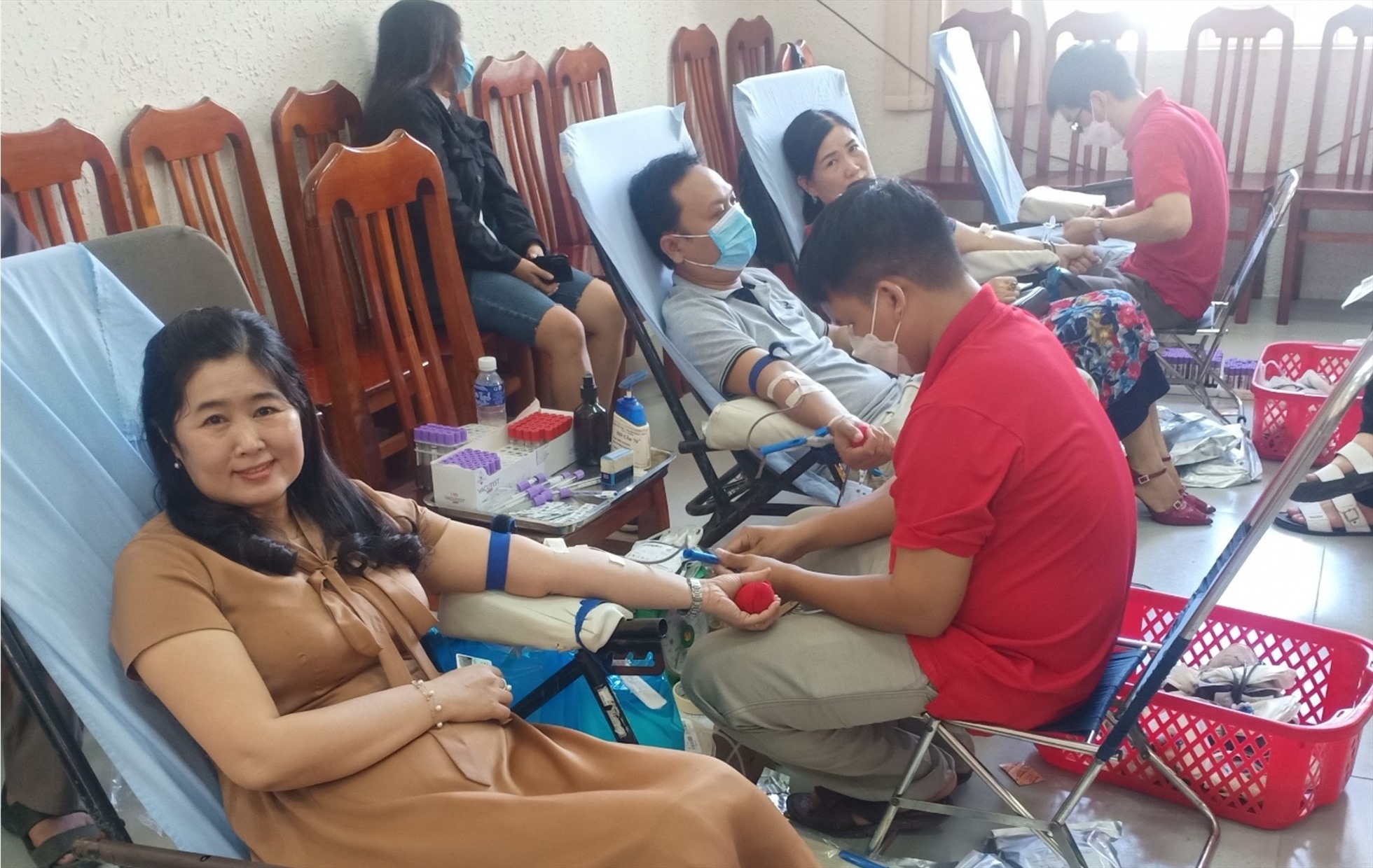 Thầy cô giáo tham gia hiến máu tình nguyện đợt 3. Ảnh: P.K