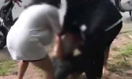 Hình ảnh 3 nữ sinh đánh hội đồng 1 nữ sinh được cho là xảy ra ở thị trấn Vũ Thư (huyện Vũ Thư, tỉnh Thái Bình). Ảnh cắt từ clip.