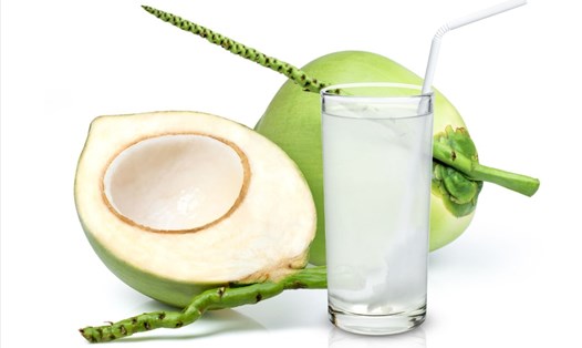 Nước dừa hay cùi dừa giúp tăng cường hệ miễn dịch trong cơ thể. Ảnh: Xinhua