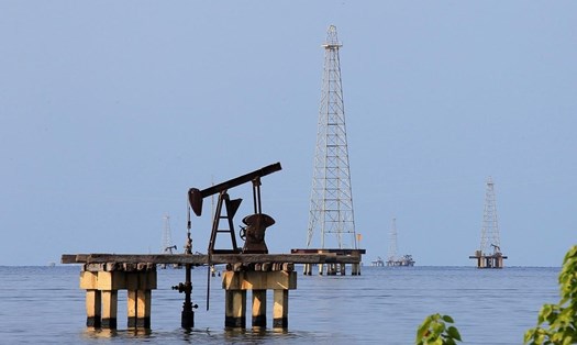 Giá dầu thế giới đi lên theo đà của phiên giao dịch cuối tuần trước. Ảnh: Reuters.