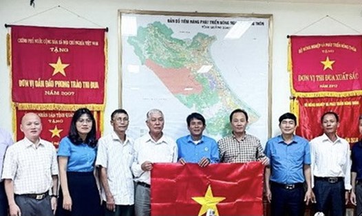 Công đoàn Nông nghiệp và Phát triển nông thôn Việt Nam, Nghiệp đoàn Nghề cá Việt Nam tổ chức trao tặng cờ Tổ quốc đến ngư dân và đoàn viên Nghiệp đoàn Nghề cá cơ sở (ảnh minh họa). Ảnh: CĐN