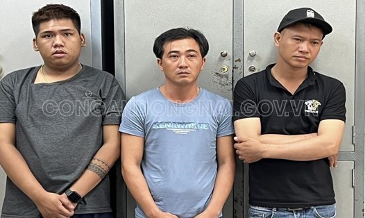 Các đối tượng từ trái qua: Võ Minh Thông, Nguyễn Duy Tính và Nguyễn Mạnh Thường đang bị công an tạm giữ hình sự. Ảnh: CA ĐN