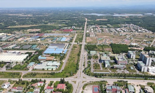 Khu Công nghiệp Nam Đông Hà (bên trái ảnh) và Khu đô thị Nam Đông Hà được ngăn cách bằng con đường rải nhựa. Ảnh: Hưng Thơ.