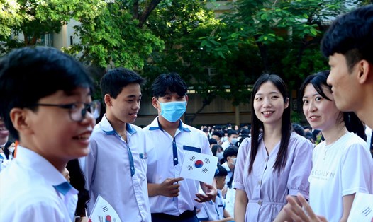 Các học sinh Trường THPT Thuận Hóa giao lưu với các giảng viên, học viên, sinh viên thực tập đến từ Hàn Quốc.