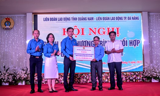 Lãnh đạo LĐLĐ thành phố Đà Nẵng trao tặng học bổng cho con đoàn viên, người lao động tỉnh Quảng Nam. Ảnh: Tường Minh