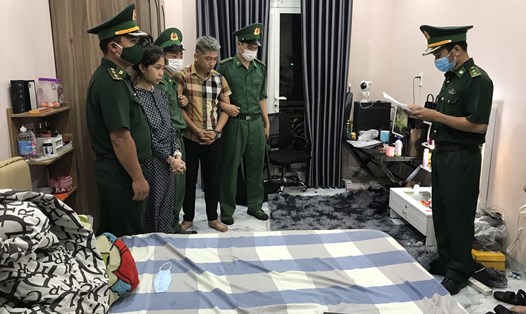 Bội đội Biên phòng Đà Nẵng đọc lệnh bắt đôi nam nữ buôn bán ma túy tại phòng trọ. Ảnh: H. Quân