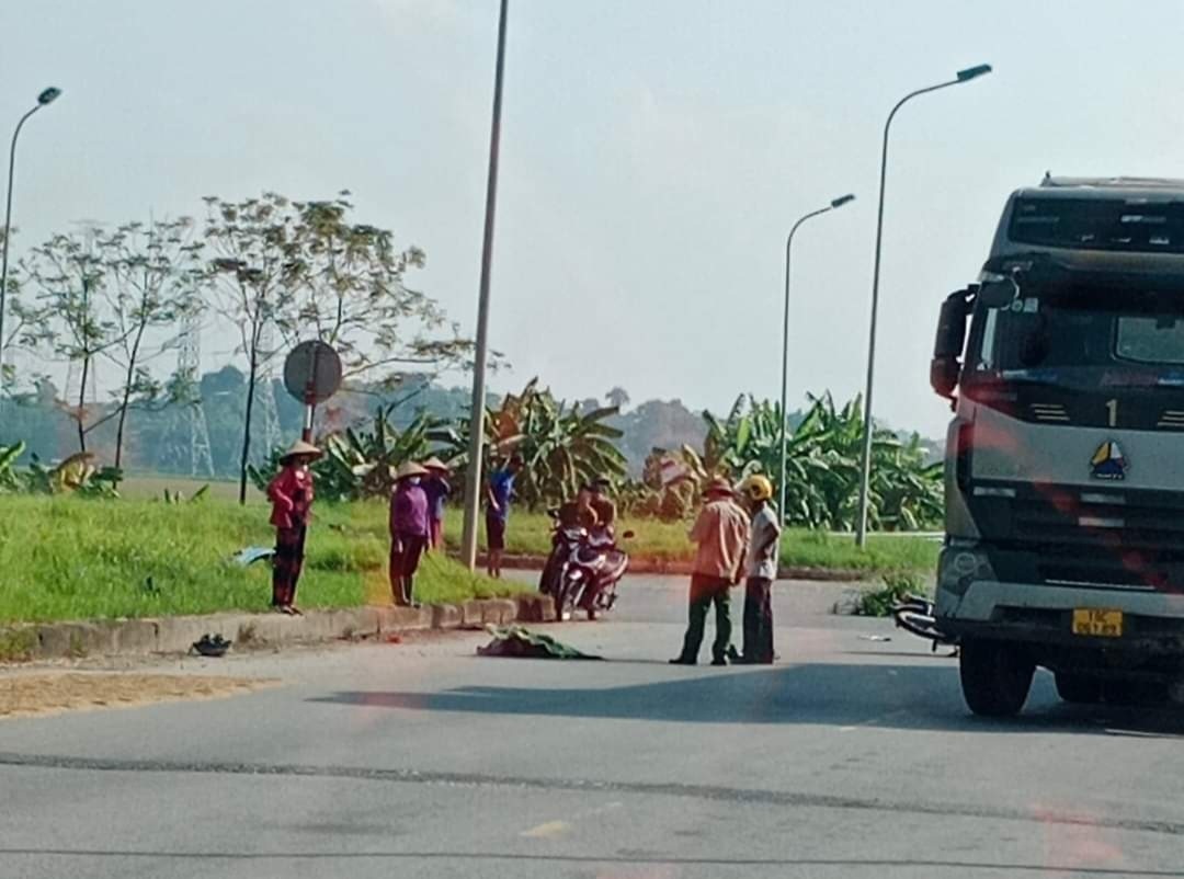 Va chạm với xe tải trên đường Hồ Chí Minh, cụ ông sinh năm 1941 tử vong thương tâm.