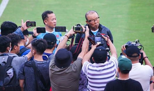 Huấn luyện viên Park Hang-seo trả lời báo chí trong buổi tập của tuyển Việt Nam hôm 17.9. Ảnh: Thanh Vũ