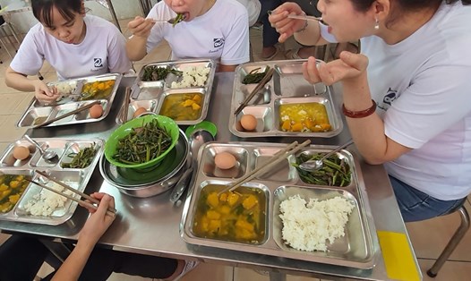 Bữa ăn ca của công nhân Công ty TNHH Quadrille Việt Nam. Ảnh: HAC