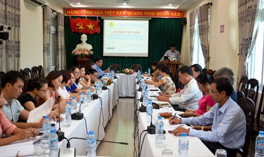 Phổ biến kiến thức ATVSTP cho các doanh nghiệp về bếp ăn tập thể do LĐLĐ thành phố Đà Nẵng tổ chức. Ảnh: Tường Minh