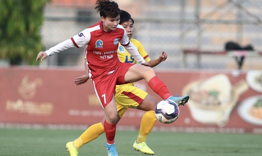 Than KSVN (áo đỏ) có trận thắng nhọc nhằn 1-0 trước TPHCM II, tại trận đấu sớm vòng 6 Giải nữ vô địch quốc gia - Cúp Thái Sơn Bắc 2022. Ảnh: VFF