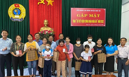 LĐLĐ huyện Hoài Ân (Bình Định) trao 5 sổ "Tiết kiệm Công đoàn" cho con người lao động mồ côi năm 2022. Ảnh: Trần Thị Khuyên