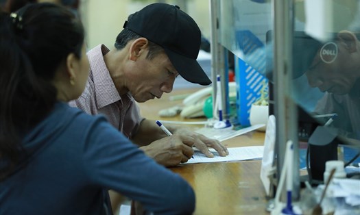 Người dân làm thủ tục liên quan đến bảo hiểm xã hội. Ảnh minh hoạ Hải Nguyễn