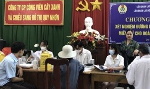 Liên đoàn Lao động thành phố Quy Nhơn tổ chức xét nghiệm đường huyết và mỡ máu miễn phí cho hơn 300 đoàn viên. Ảnh: Ánh Nguyệt