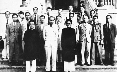 Chủ tịch Hồ Chí Minh đã mời cụ Huỳnh Thúc Kháng (hàng đầu, bên phải) tham gia Chính phủ Liên hiệp nước Việt Nam Dân chủ Cộng hòa, 1946. Ảnh: T.L
