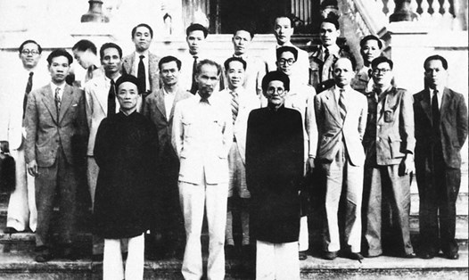 Chủ tịch Hồ Chí Minh đã mời cụ Huỳnh Thúc Kháng (hàng đầu, bên phải) tham gia Chính phủ Liên hiệp nước Việt Nam Dân chủ Cộng hòa, 1946. Ảnh: T.L