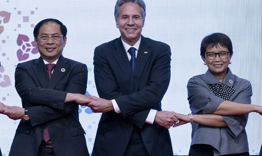 Từ trái qua phải: Bộ trưởng Ngoại giao Việt Nam Bùi Thanh Sơn, Bộ trưởng Ngoại giao Mỹ Antony Blinken và Bộ trưởng Ngoại giao Indonesia Retno Marsudi bắt tay theo kiểu ASEAN trong cuộc họp ở Phnom Penh, Campuchia ngày 4.8.2022. Ảnh: AFP