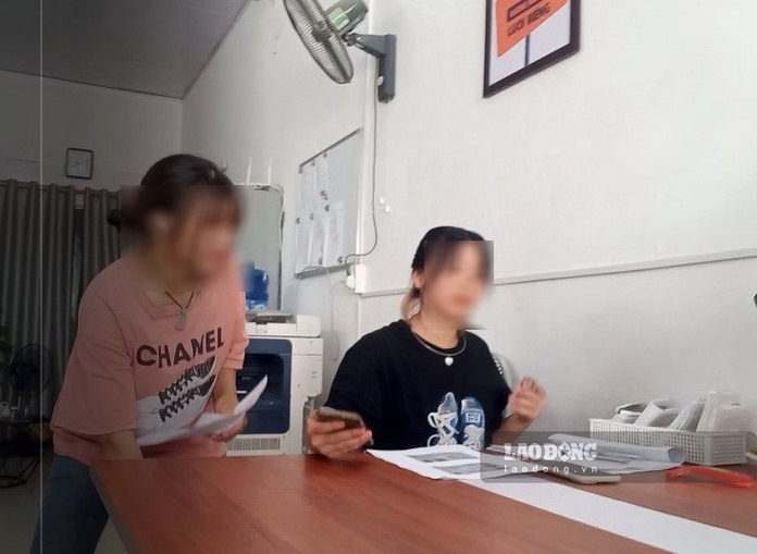 Lao động dưới 18 tuổi (áo đen) đang ký vào bản cam kết với Công ty Thịnh Phát. Ảnh: Nhóm PV