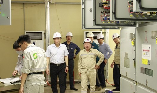 Tổng Giám đốc Lê Mạnh Hùng kiểm tra hệ thống điện dự phòng Tổ máy số 2, Nhà máy nhiệt điện Thái Bình 2. Ảnh: PVN