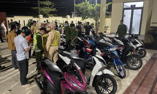 Vây ráp, bắt giữ hơn 40 thanh thiếu niên đua xe trái phép lúc rạng sáng 2.9 tại TP Quy Nhơn.