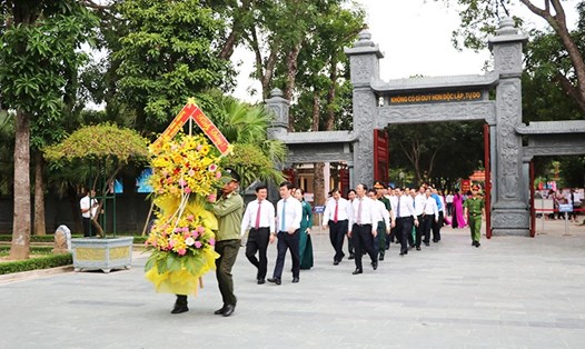 Đoàn đại biểu tỉnh Nghệ An về Khu di tích Quốc gia đặc biệt Kim Liên dâng hoa, dâng hương tưởng niệm Chủ tịch Hồ Chí Minh vào ngày Quốc khánh. Ảnh: Phan Quỳnh