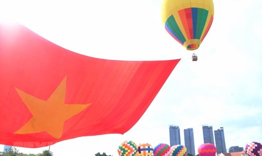 Thành phố Hồ Chí Minh thả khinh khí cầu kéo lá đại kỳ rộng 1.800m2 mừng Quốc khánh 2.9. Ảnh: TTXVN