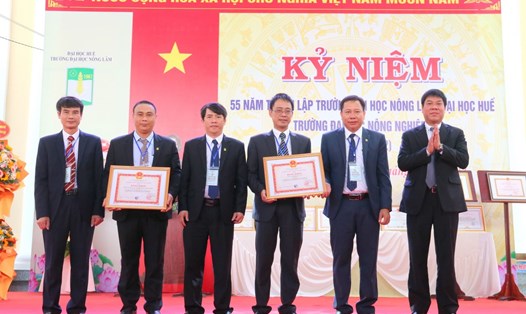 Trường ĐH Nông Lâm, ĐH Huế vinh dự được nhận nhiều bằng khen từ Bộ Nông nghiệp và Phát triển Nông thôn, Bộ Tài nguyên và Môi trường.