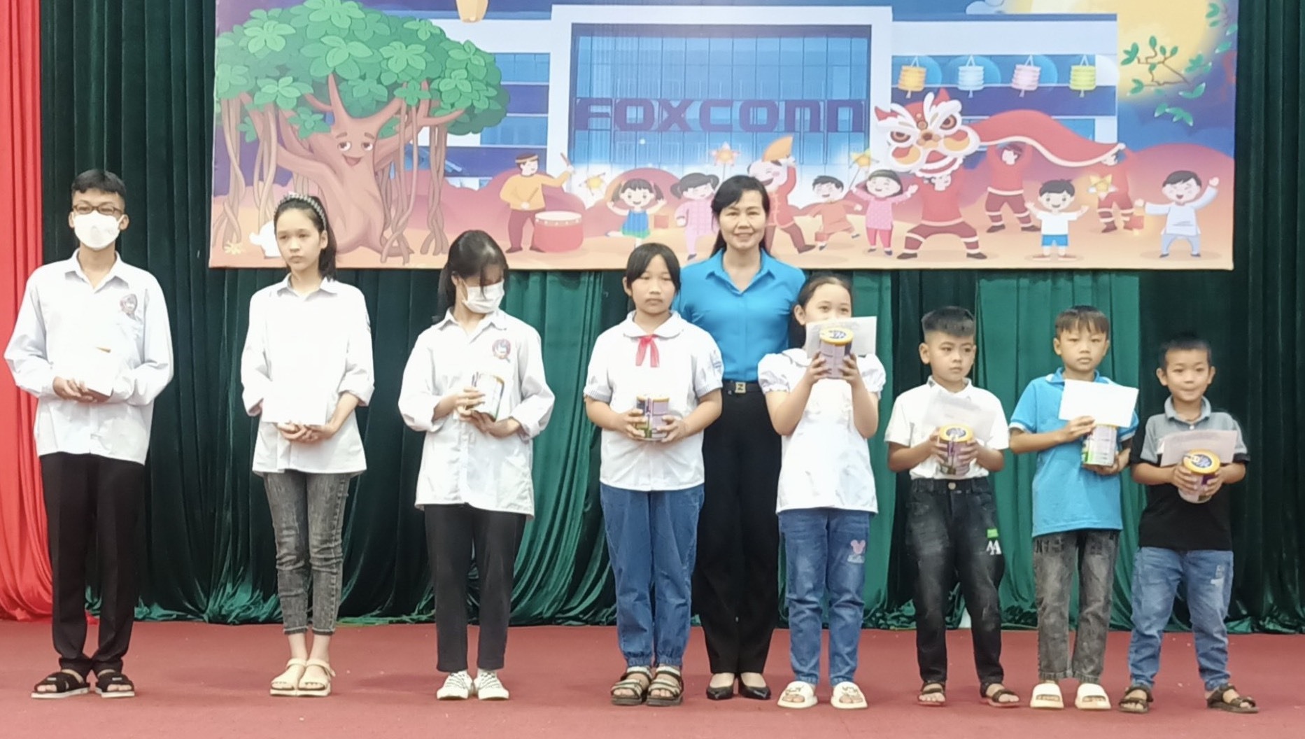 Bà Nguyễn Thị Thu Hương - Phó Chủ tịch Liên đoàn Lao động tỉnh Bắc Giang - trao quà cho con công nhân viên chức lao động có hoàn cảnh khó khăn vươn lên trong học tập.