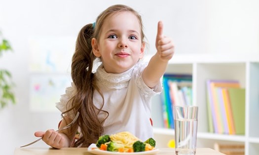 Cha mẹ cần tham khảo ý kiến của chuyên gia dinh dưỡng trước khi muốn cho trẻ ăn chay. Ảnh: Healthline.