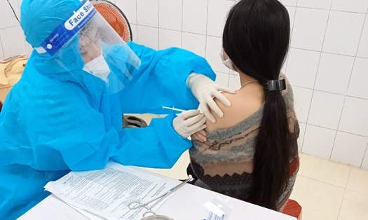 Tiêm vaccine phòng COVID-19 cho người dân ở Quảng Trị. Ảnh: Hưng Thơ.