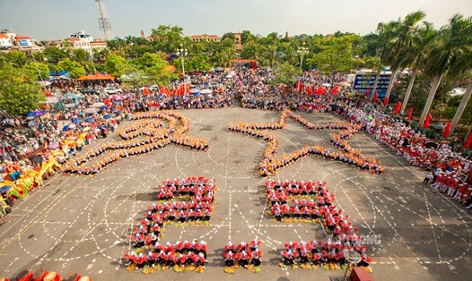Màn đồng diễn xếp chữ được các em học sinh Trường THCS Hải Phương (huyện Hải Hậu, tỉnh Nam Định) thực hiện. Ảnh: V.M