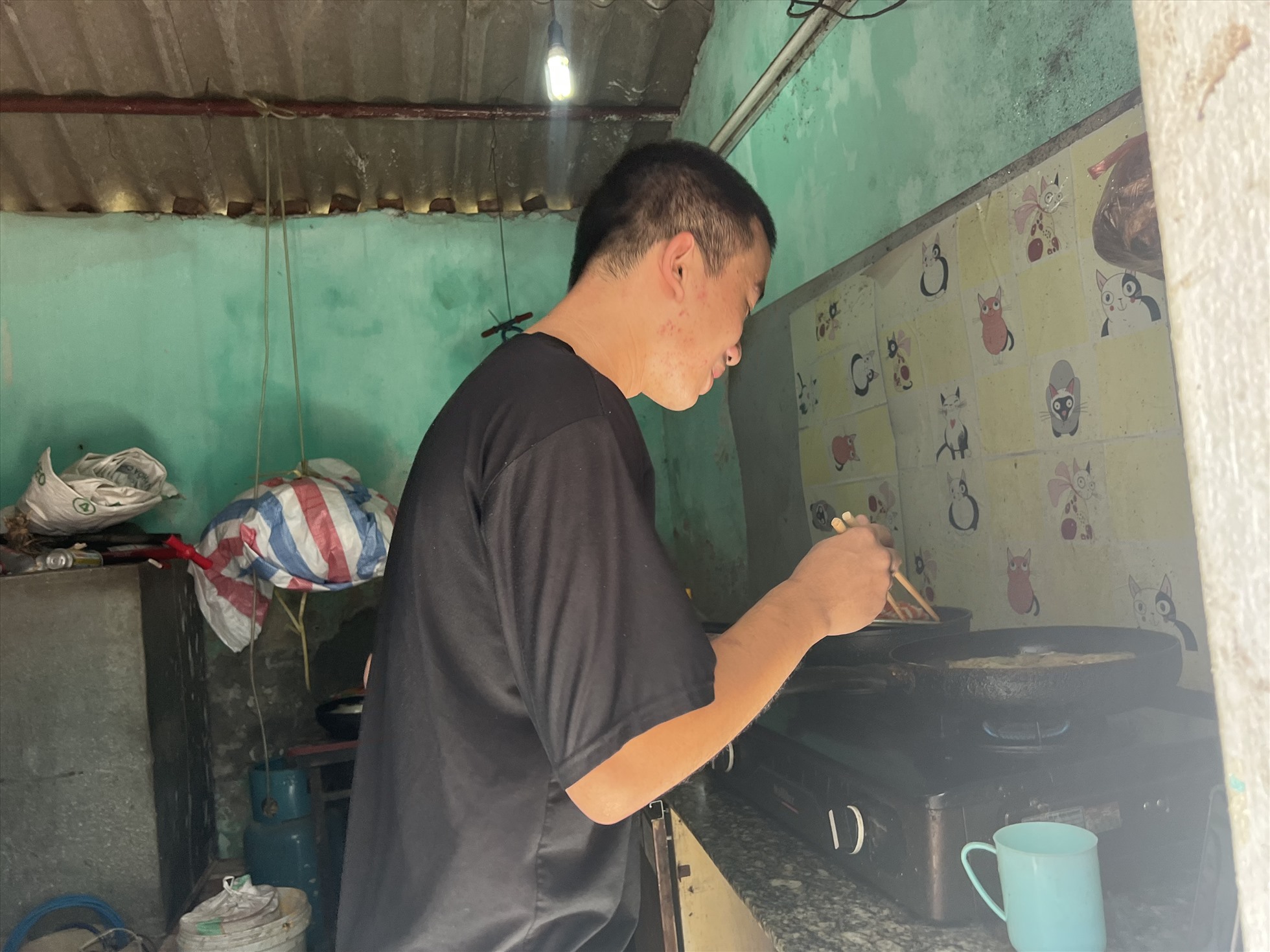 Sau thời gian bị giãn việc, nhiều công nhân không về quê như mọi năm mà ở lại đăng ký đi làm để tăng thu nhập. Ảnh: Minh Hương
