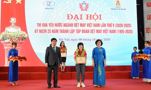 Chị Nguyễn Thị Tuyết Nhung nhận khen thưởng. Ảnh: CĐN