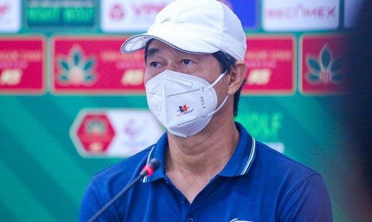 Huấn luyện viên Bae Jiwon của Viettel dự họp báo sau trận thua Bình Dương. Ảnh: Thanh Vũ