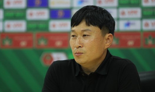 Huấn luyện viên Chun Jae-ho của câu lạc bộ Hà Nội mong giới truyền thông công tâm về đội bóng của mình. Ảnh: Minh Dân