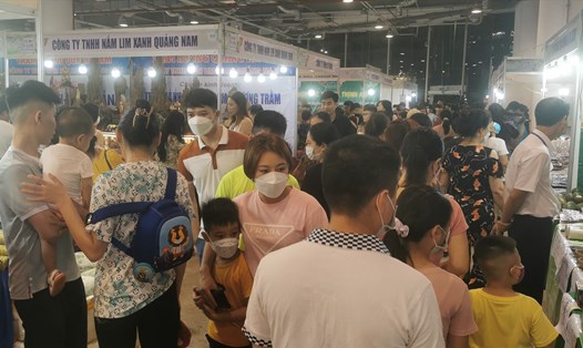 Chật kín khách đến hội chợ OCOP khu vực phía Bắc - Quảng Ninh