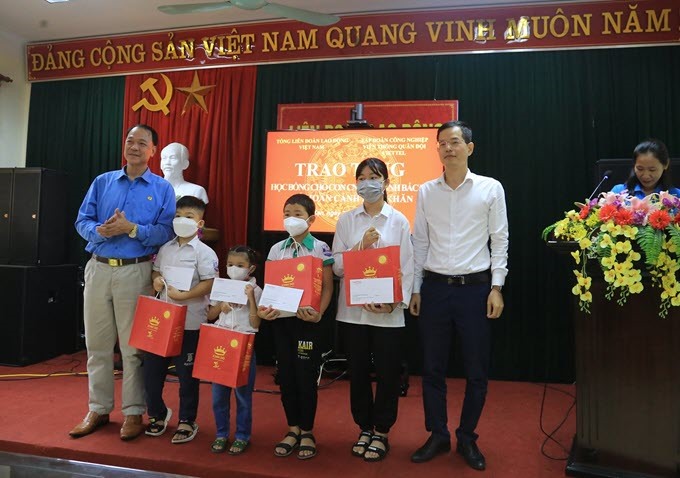 Các suất học bổng kèm quà Tết Trung thu đã được LĐLĐ tỉnh Bắc Kạn trao tới những con em của các CNVCLĐ có hoàn cảnh khó khăn. Ảnh: ĐVCC.