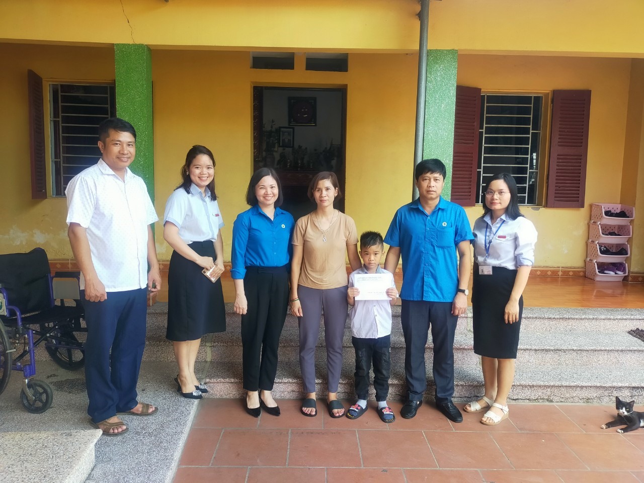 Lãnh đạo Liên đoàn Lao động huyện Yên Dũng trao quà cho con đoàn viên Công đoàn Công ty TNHH MTV Yamashita Việt Nam.