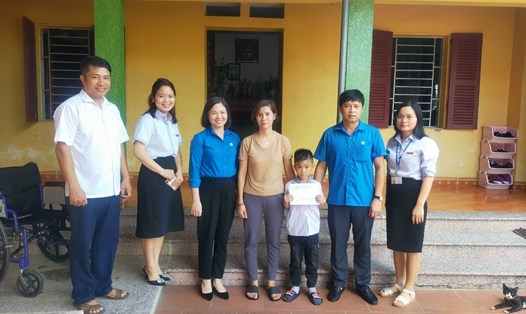 Lãnh đạo Liên đoàn Lao động huyện Yên Dũng trao quà cho con đoàn viên Công đoàn Công ty TNHH MTV Yamashita Việt Nam.