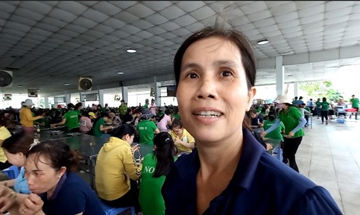 Bà Lê Thị Ngọc cho biết, trong 27 năm làm công nhân tại Công ty TNHH Changshin Việt Nam, bà rất ít khi bỏ bữa ăn ca nào vì bữa ăn ngon và chất lượng. Ảnh: Hà Anh Chiến