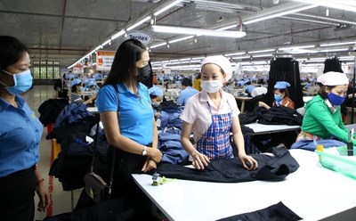 Cán bộ Công đoàn tỉnh Quảng Trị thăm hỏi, tìm hiểu tâm tư của NLĐ một doanh nghiệp may trên địa bàn tỉnh. Ảnh: H.T