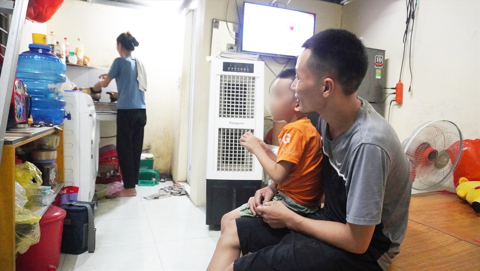 Căn phòng trọ của gia đình công nhân ở KCN TP.Thanh Hóa. Ảnh: Quách Du