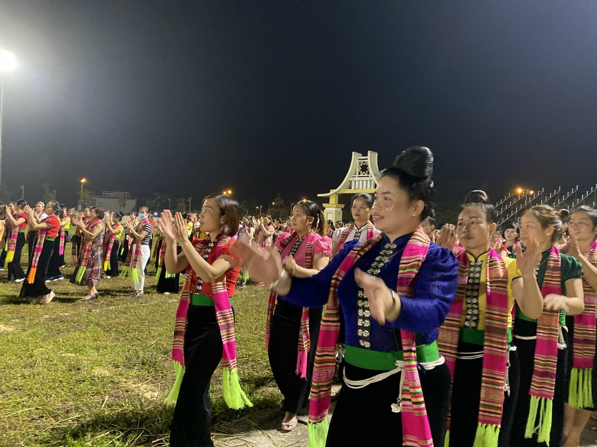 Các diễn viên tập luyện chuẩn bị cho màn đại xòe. Ảnh: Văn Đức.