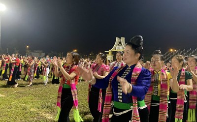 Các diễn viên tập luyện chuẩn bị cho màn đại xòe. Ảnh: Văn Đức.