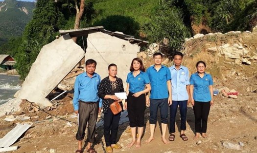 LĐLĐ tỉnh Hà Giang trao quà cho gia đình các đoàn viên chịu thiệt hại do mưa lũ. Ảnh: LĐLĐ HG
