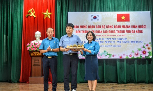 Lãnh đạo LĐLĐ thành phố Đà Nẵng tặng quà lưu niệm Chủ tịch Công đoàn thành phố Masan, Hàn Quốc (giữa ảnh). Ảnh: Phương Anh