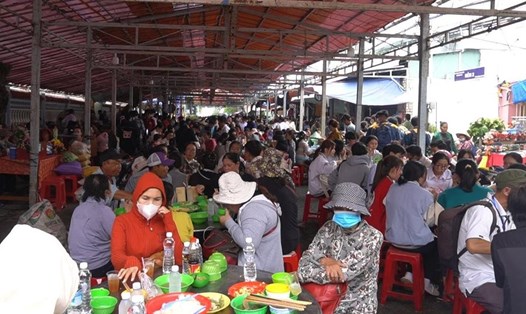 Bà con khắp nơi đến dự Lễ hội AHDT Nguyễn Trung Trực cùng nhau ăn bữa cơm chay miễn phí. Ảnh: N.A