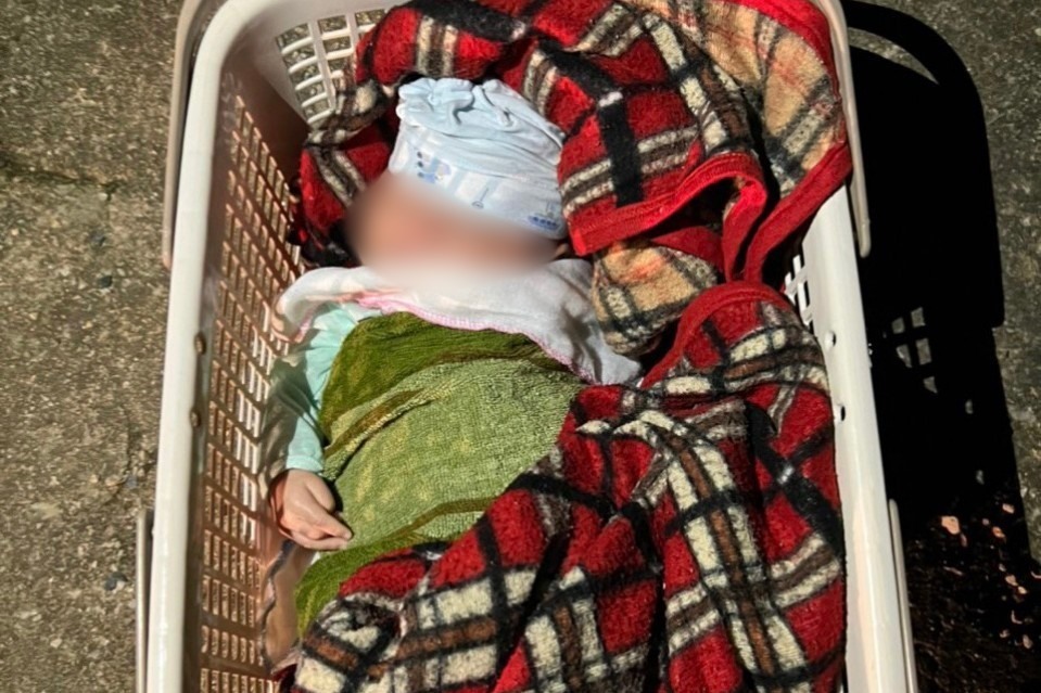 Bé sơ sinh bị bỏ rơi bên vệ đường. Ảnh: ĐVCC.